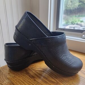 Dansko XP Pro Moray Embossed Clogs Women 39 leather professional shoes